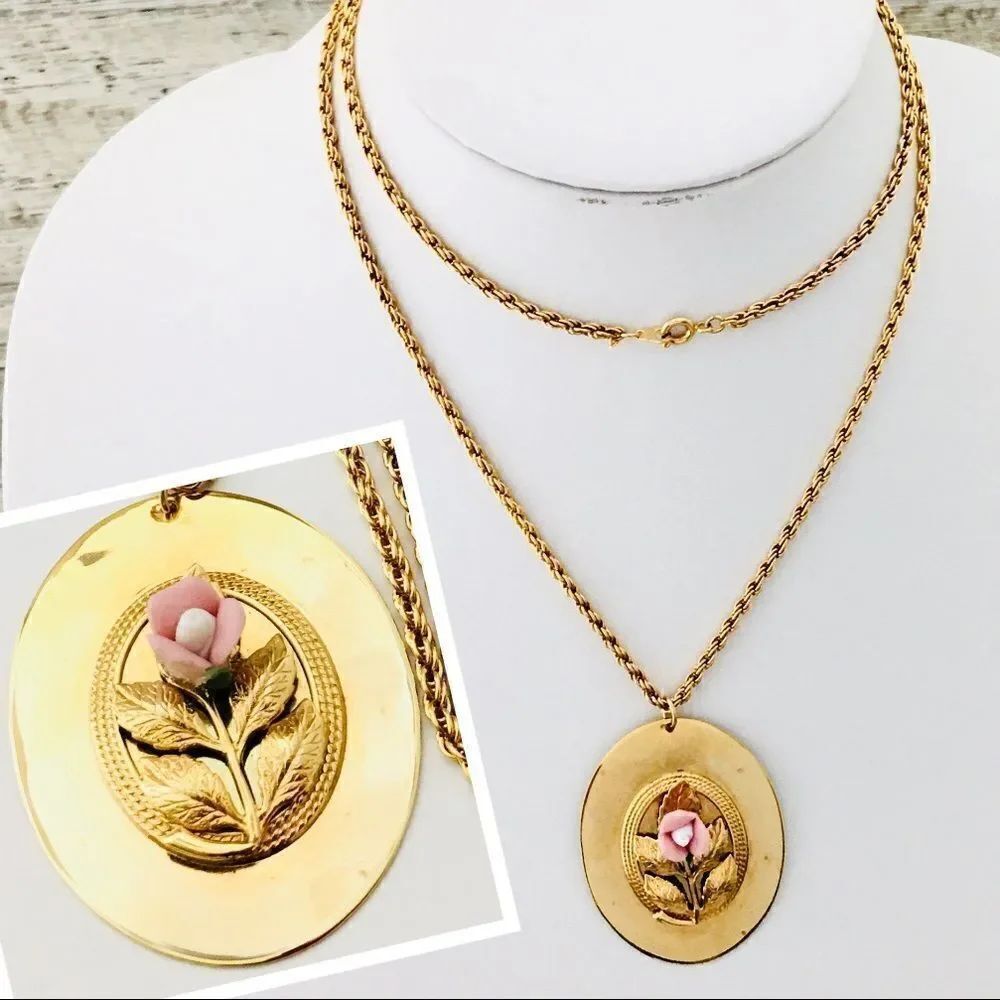 Vintage 3d Floral Medallion Necklace 1026